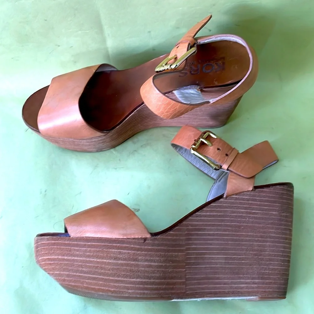 Vintage caramel color/gold Kors Michael Kors leather wedges